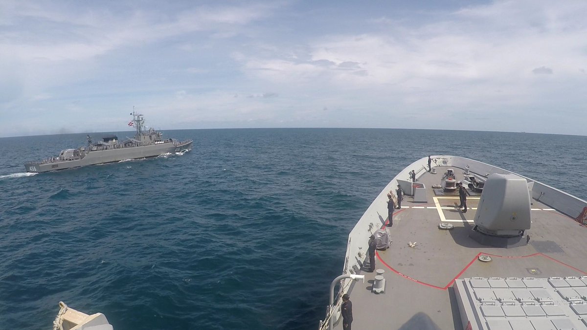 EMADmde's tweet photo. La fragata #MéndezNúñez @Armada_esp #MOPS 🇪🇸 se despide de Tailandia 🇹🇭 con unas maniobras con la Real Armada del país y continúa con su circunnavegación conmemorativa del 500 aniversario de la primera vuelta al mundo.
#NuestraMisionTuLibertad
#500VueltaAlMundo https://t.co/DY2ccsYwR7