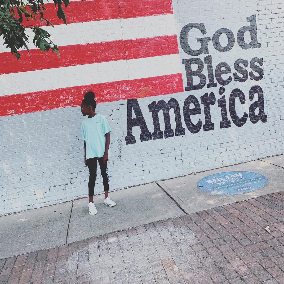 WalkerTaste's tweet photo. 🥳🥳🥳Wow I have a 10 year old!!! She is so amazing and here’s why! Sasha wanted to take pics of her favorite spots in the city with her puff. #puffpower #doubledigits #colatoday https://t.co/23c4kyGBNP