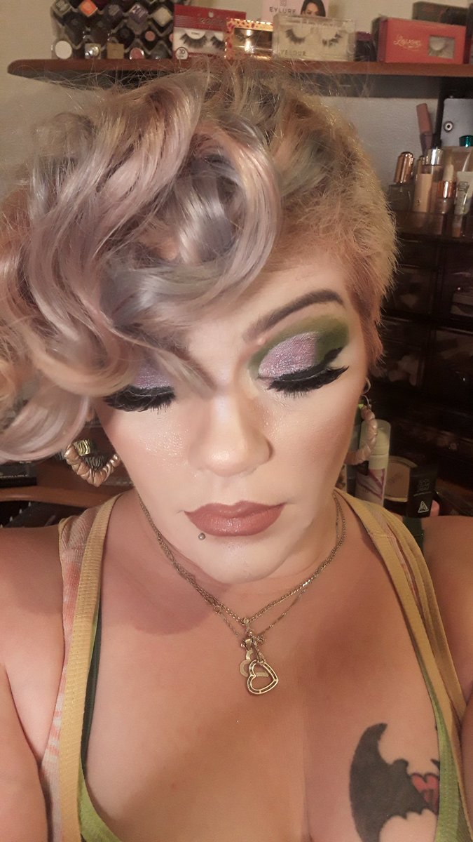 JackiConcepcion's tweet image. Day 8 of my #100daysofmakeupchallenge I had a lot of fun playing with the colors here... @MakeupRVLTN tammy palette @milanicosmetics  highlighter + holographic eye topper @LAColorsusa #lacolorsbrowpomade #brows @KissProducts #themlashestho #lashes #eyelashglue