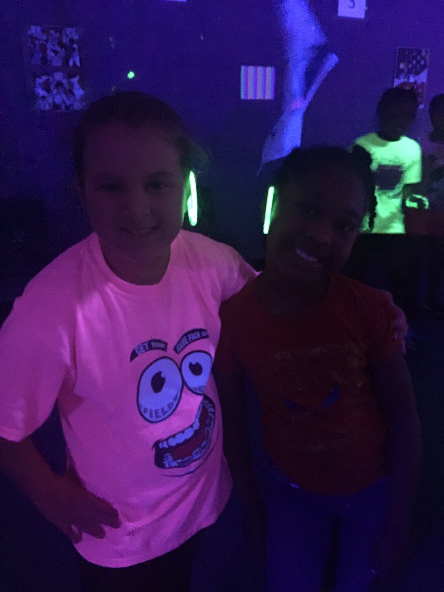thedowellDL's tweet photo. And we’re off!!  Dowell’s 1st Boosterthon Glow Run!  #thisiscobb #5moretogo #imaynotlast https://t.co/9jvJL6V3mQ