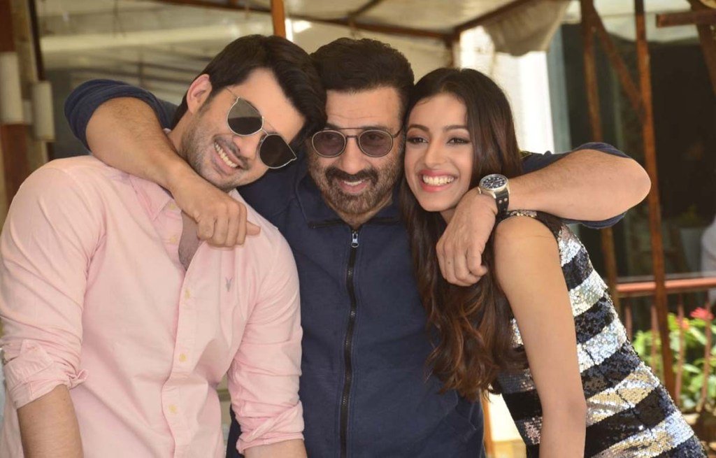 mayapurimag's tweet photo. मुंबई में फिल्म 'पल पल दिल के पास का प्रमोशन करने पहुंचे सनी देओल, करण देओल और सहर बंबा
#KaranDeol #SunnyDeol #SeherBamba #PalPalDilKePass https://t.co/p6tTTEx9Bn https://t.co/VVKC9JKnQL