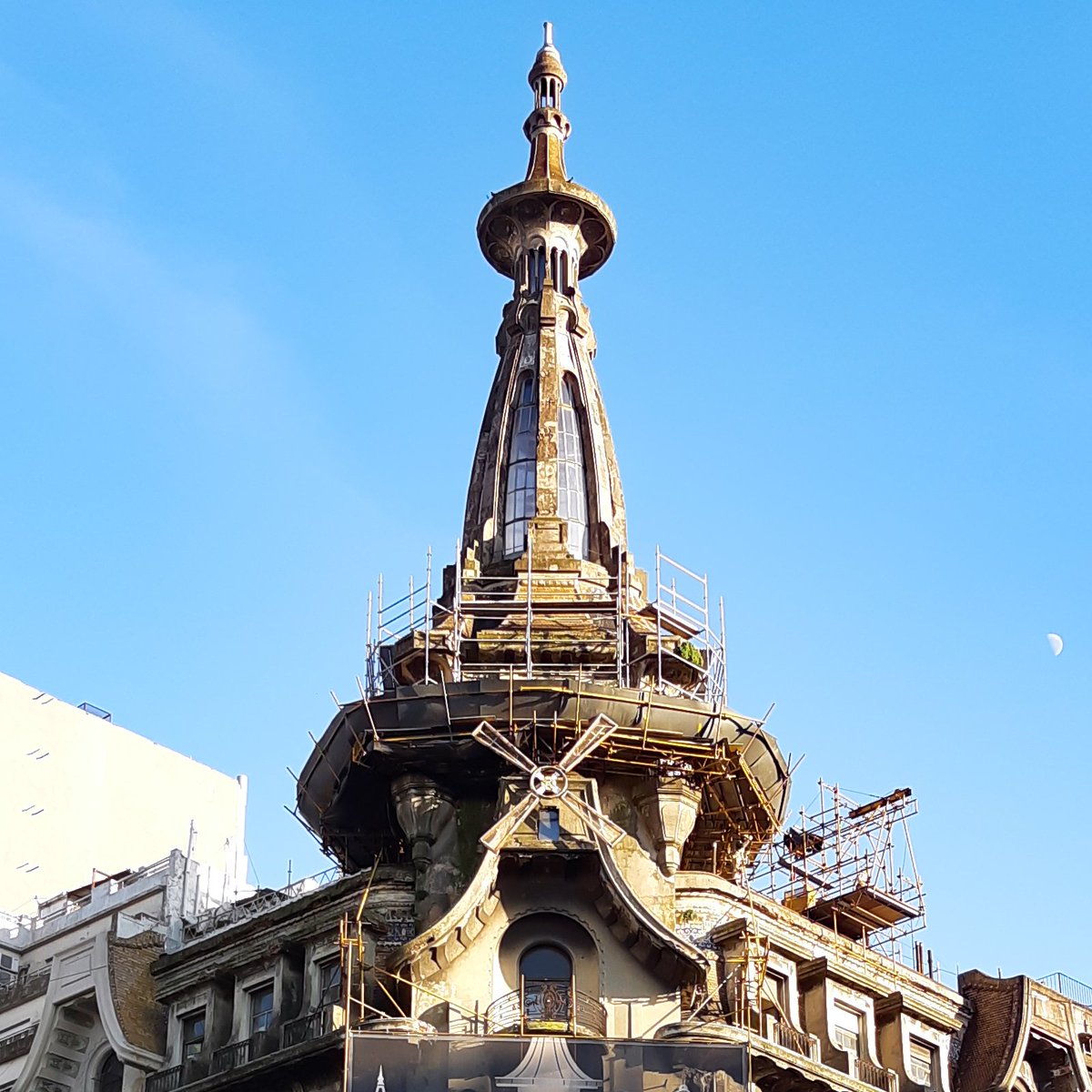 flaneurbano's tweet photo. Finalizaron la prueba de restauración de fachada del #EdificioDelMolino. Empezaron a trabajar en la cúpula https://t.co/sVl0zy86oH