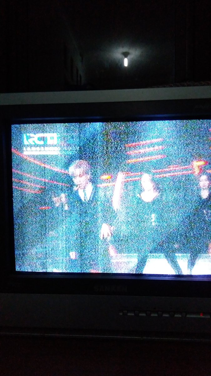 _musrifah's tweet photo. Apalah daya yg hanya pake tv kosan #TAEMINinJKT https://t.co/ranodx74P7