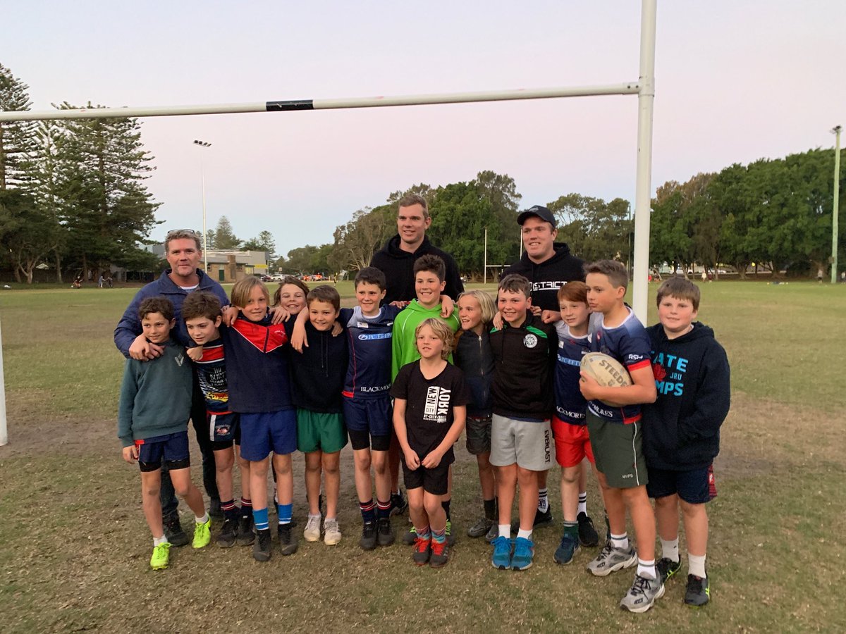 ChrisWarreNRL's tweet photo. Jake &amp; Tom having pep talk with ⁦@MonaValeRaiders⁩ U/11’s ahead of tomorrow’s major semi final - these ⁦@SeaEagles⁩ boys are what the game ⁦@NRL⁩ is all about. https://t.co/G4pgTgqbMd