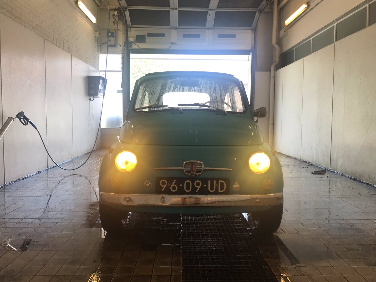 BasOLuttikhuis's tweet photo. Fris gewassen en voorzien van een verse APK. De 500 is er weer klaar voor. #klassieker #oldtimer #klassiekeauto #auto #apk #wasbox #autowassen #fiat #fiat500 https://t.co/oWxxkvzm8g