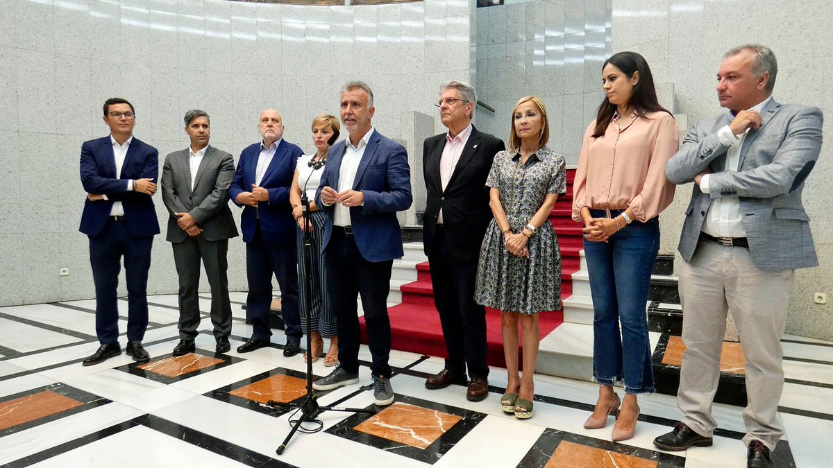 PresiCan's tweet photo. El presidente de #Canarias agradece a todos los partidos políticos el apoyo recibido durante los tres incendios

▫️@avtorresp traslada a los grupos parlamentarios del @parcan la información disponible hasta el momento sobre el #IFGranCanaria 

+info ⤵️
https://t.co/rQ2BmhKUrx https://t.co/NLyR0ZlZVQ
