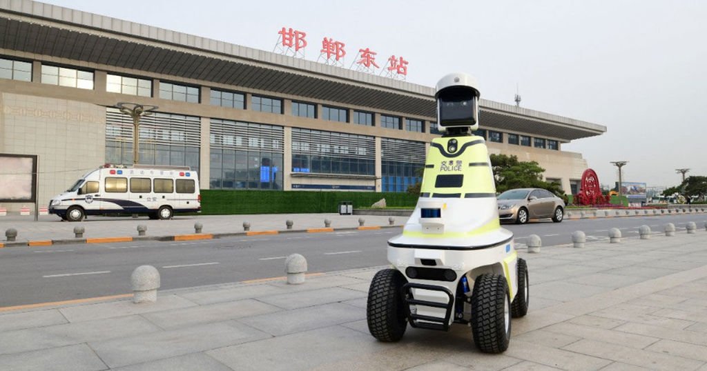 RobotShop's tweet image. China Deploys Its First Robot Traffic Police rb1.shop/2MduAXE @futurism #PoliceRobot