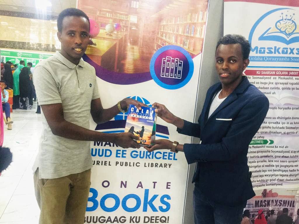 GurielPL's tweet photo. Taliye Ali Garasow oo Buugaag ugu deeqay Maktdabadda Guud ee Guriceel

#DonateBooksToGuriel #BuugUguDeeqGuriceel #MBF2019 https://t.co/SnTbLflwK8