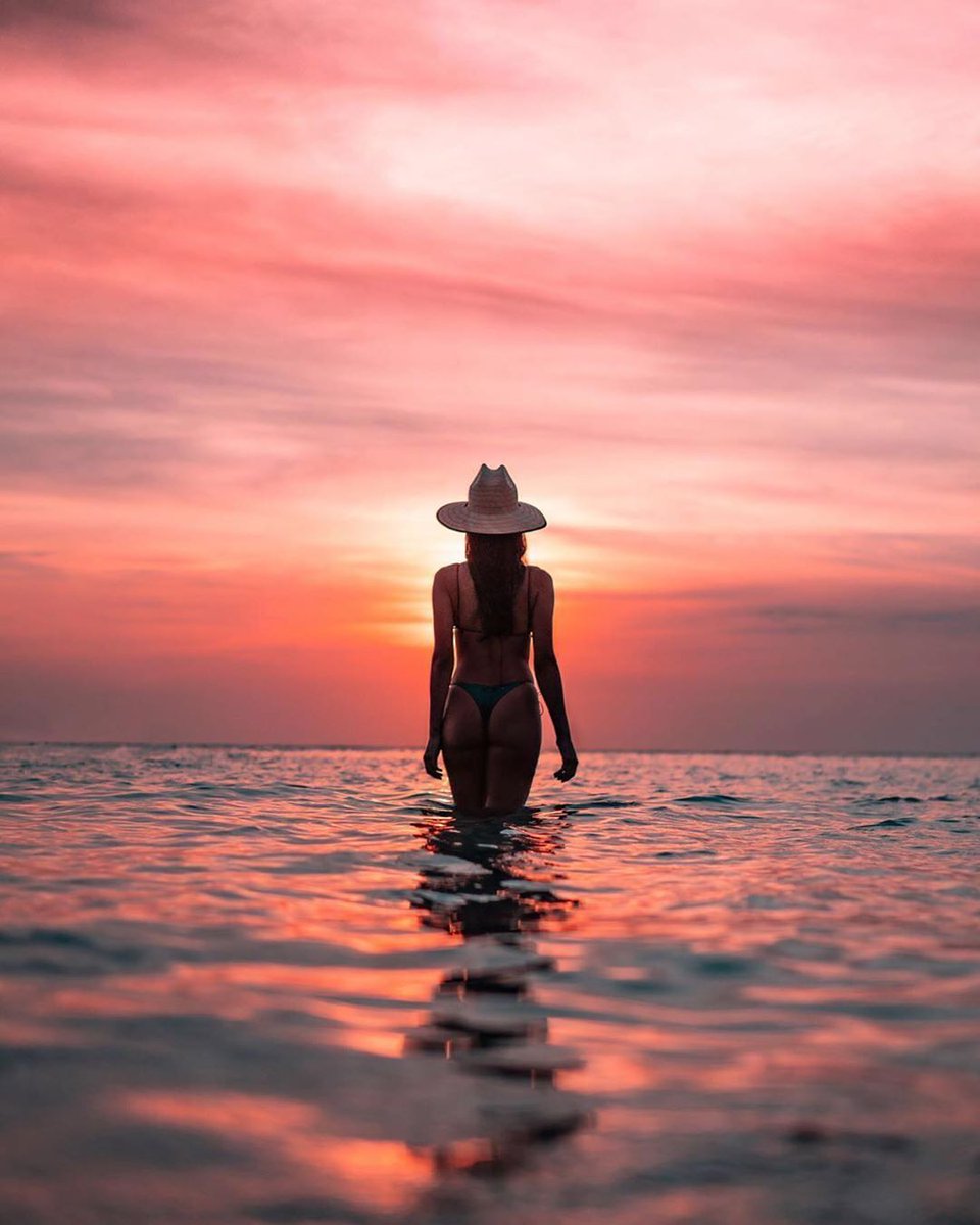 guide2gilis's tweet photo. Gili sunsets are the best way to end a busy day of leisure. Join us by the beach on the east side every evening! 🌅

Photo Creds: @welove https://t.co/xhMKqVNVuN