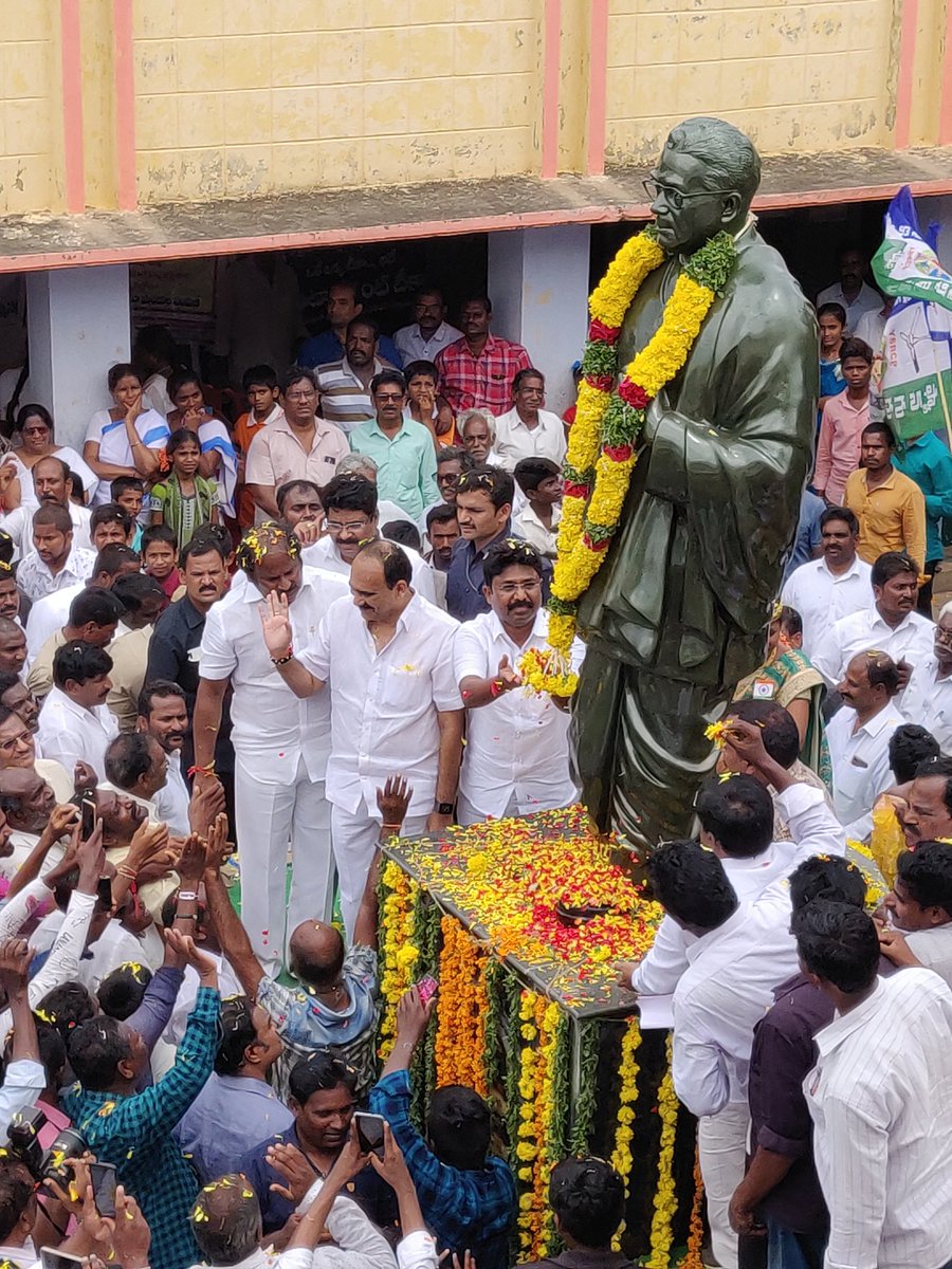 APSmartVillage's tweet photo. Inauguration of the Digital classroom by Hon'ble Ministers Sri Adimulapu Suresh, Sri Balineni Srinivasa Reddy and MLA Sri TJR Sudhakar Babu
#TanguturiPrakasam #BadiParivartana https://t.co/vo5ma8ijIf
