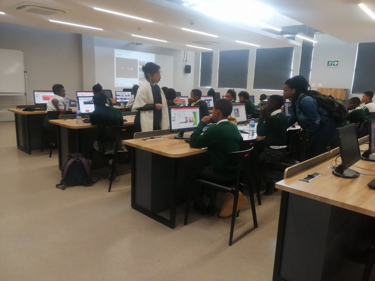 UWConline's tweet image. Digital skills training for learners in celebrating women&apos;s month with @uwc_futuretechclub and @UnicefUwc. Dean of EMS welcoming learners on campus. Nikki facilitating the session. #WomensMonth2019