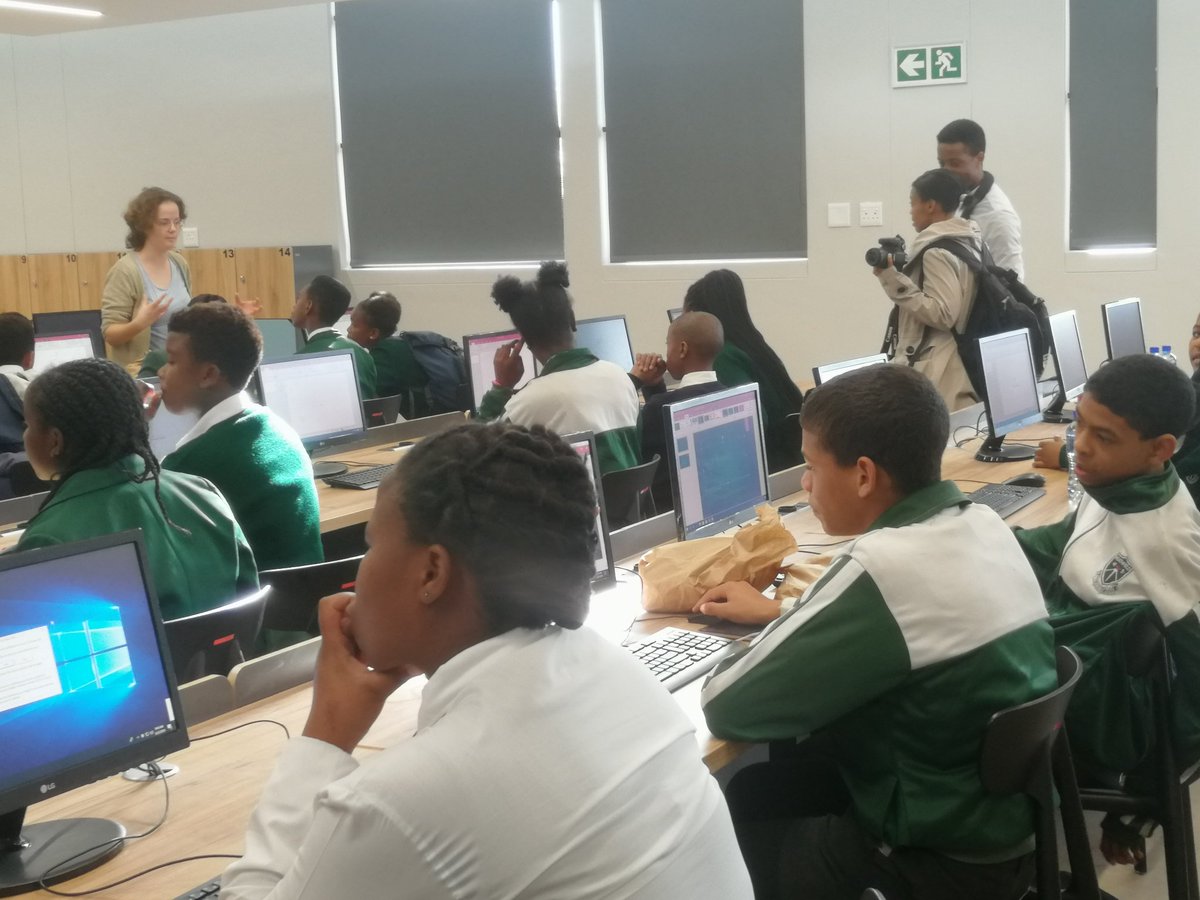 UWConline's tweet image. Digital skills training for learners in celebrating women&apos;s month with @uwc_futuretechclub and @UnicefUwc. Dean of EMS welcoming learners on campus. Nikki facilitating the session. #WomensMonth2019
