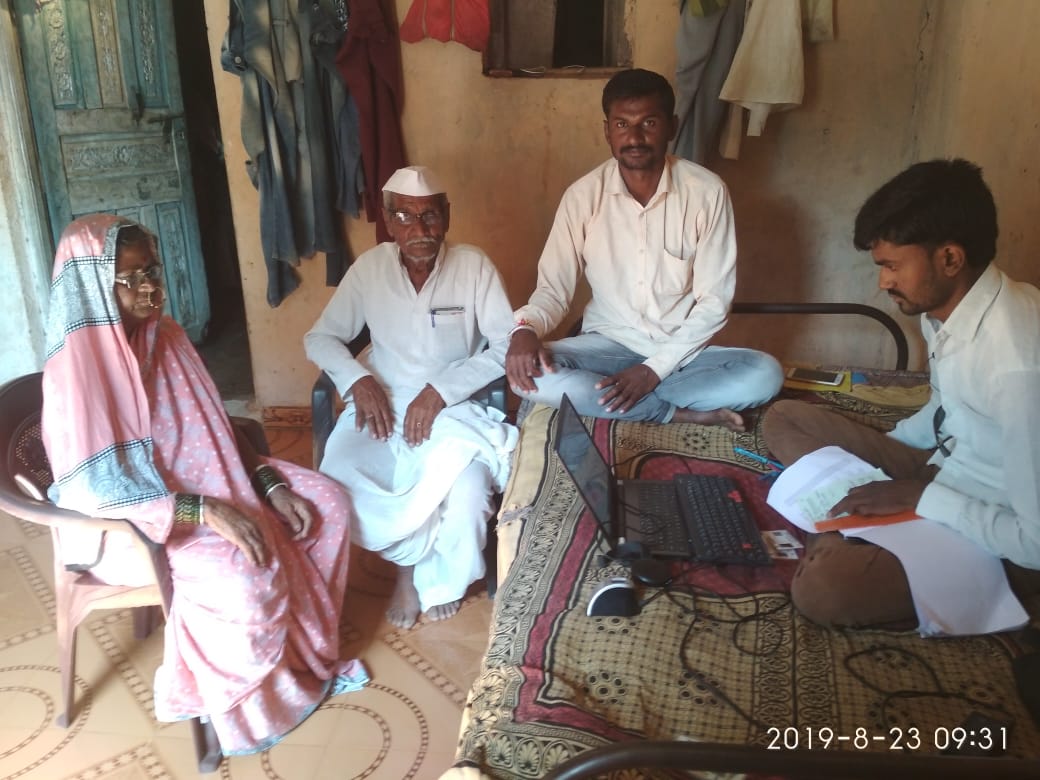 NileshcKumbhare's tweet photo. CSC Center अब चार दिवार सेनिकल कर लोगो के घर पर,गली,चौराहे पर शुरू हो गया है,गणेश तांबे vle घर घर जा कर csc की सर्व्हिसेस दे रहा है.डिजिटल सेवा अब लोगो के घर से दिल में अपनी अनिवार्यता स्थापित करेंगा,और लोगो के जीविका एवं जीवन को आसान करेंगा.एक कदम नये डिजिटल भारत की और @MhVle https://t.co/o5Nbojz7kX