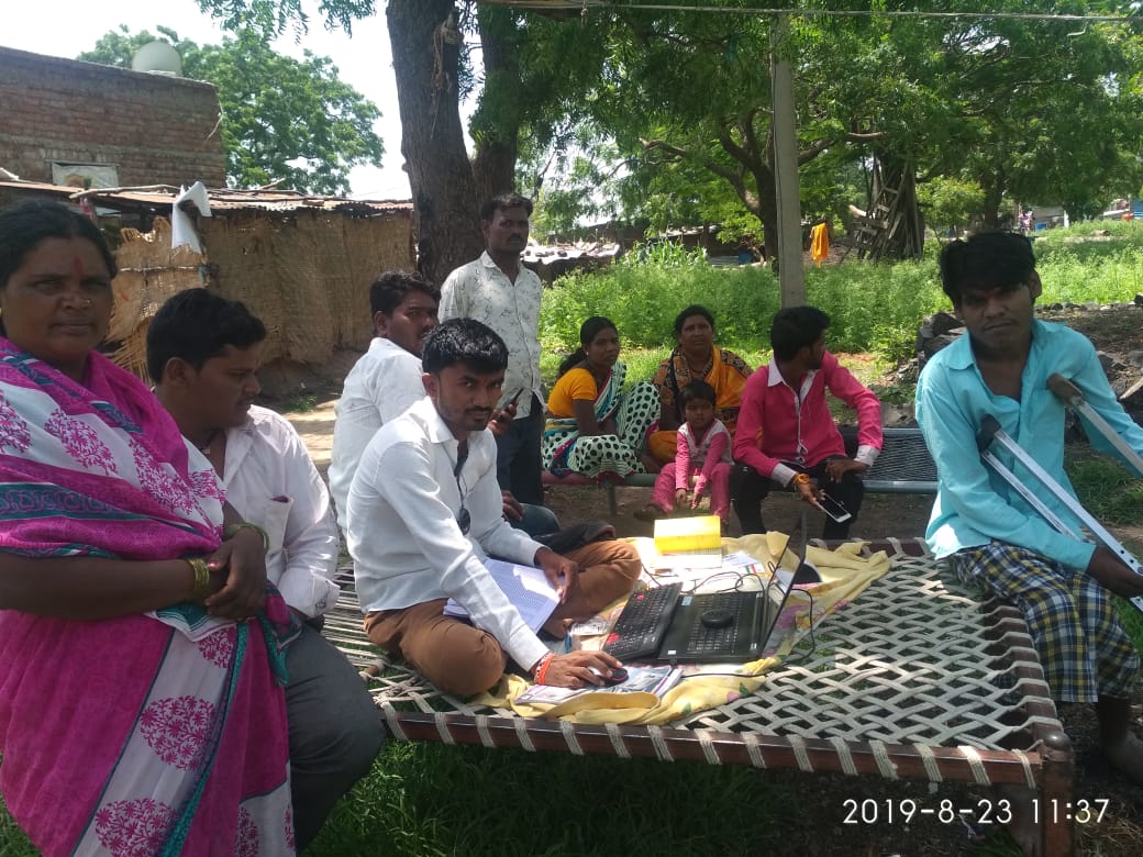 NileshcKumbhare's tweet photo. CSC Center अब चार दिवार सेनिकल कर लोगो के घर पर,गली,चौराहे पर शुरू हो गया है,गणेश तांबे vle घर घर जा कर csc की सर्व्हिसेस दे रहा है.डिजिटल सेवा अब लोगो के घर से दिल में अपनी अनिवार्यता स्थापित करेंगा,और लोगो के जीविका एवं जीवन को आसान करेंगा.एक कदम नये डिजिटल भारत की और @MhVle https://t.co/o5Nbojz7kX