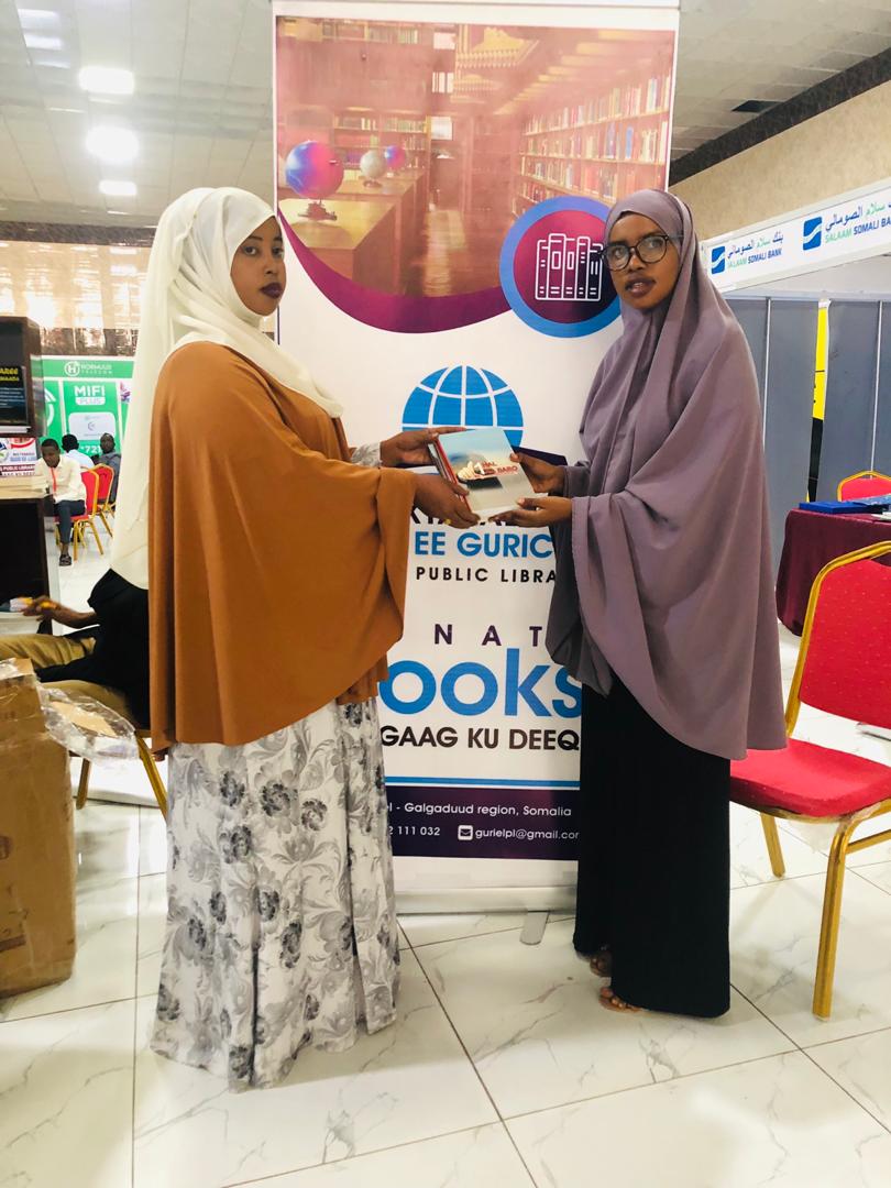 GurielPL's tweet photo. Qoraa Mustaf Warsame Sabriye (Timo Cade) iyo Qoraa Shamso Abdullahi Baafe oo ka mid qoraayaasha degaanka waxay buugag ugu deeqeen Maktabadda Guud ee Guriceel https://t.co/r7ZG1ARWK6