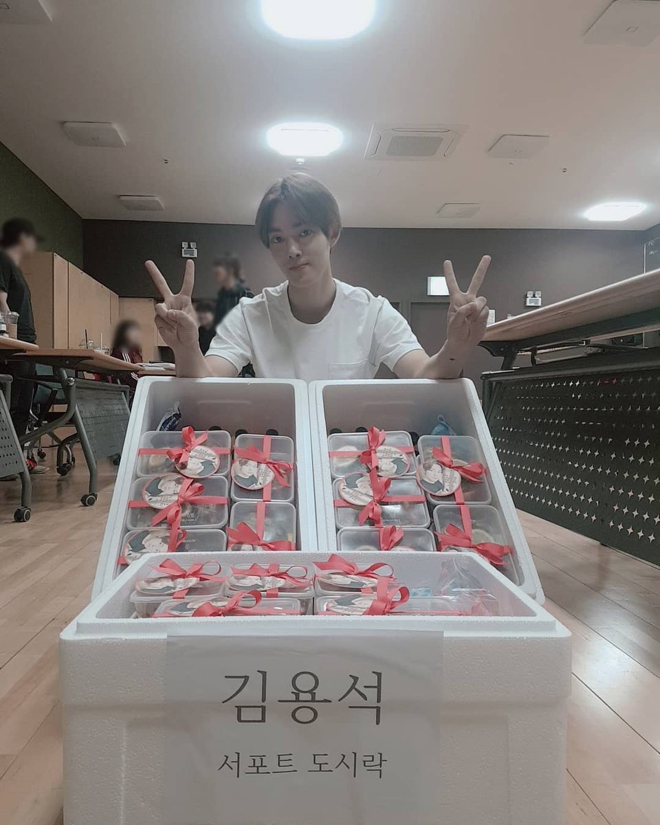 ayochanmi's tweet photo. [TRANS] Yongseok's Instagram

"Thank you~!~!
I'll eat well! A 4 layered lunch box!!!!!!
I'm very very energetic today!! #CrossGene #Yongseok #Musical #WhyDidYouComeToMyHouse #LunchBox #4Layers #Drinks #TheBest #Delicious"

https://t.co/mtaDBtWDOG
#크로스진 #옹석 #김용석 https://t.co/XFXMhDqFon