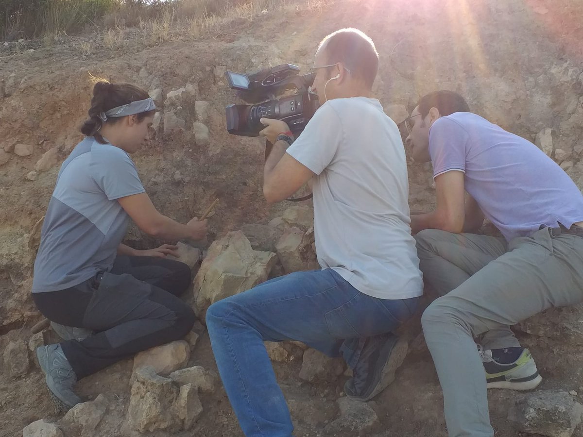 GRAP_UB's tweet photo. Avui hem tingut la visita de TV3 a la talaia de la Cogula d’Ulldecona. Gràcies per l’interès, @VictorSorribes!
#Cogula #Cogulla #talaia #ComplexSantJaume #Ulldecona #Sénia #TerresdelSénia #Protohistòria #Primeraedatdelferro #Arqueologia #2700anys #2700yearsold #preibers #fenicis https://t.co/Q6aOMAeiGA