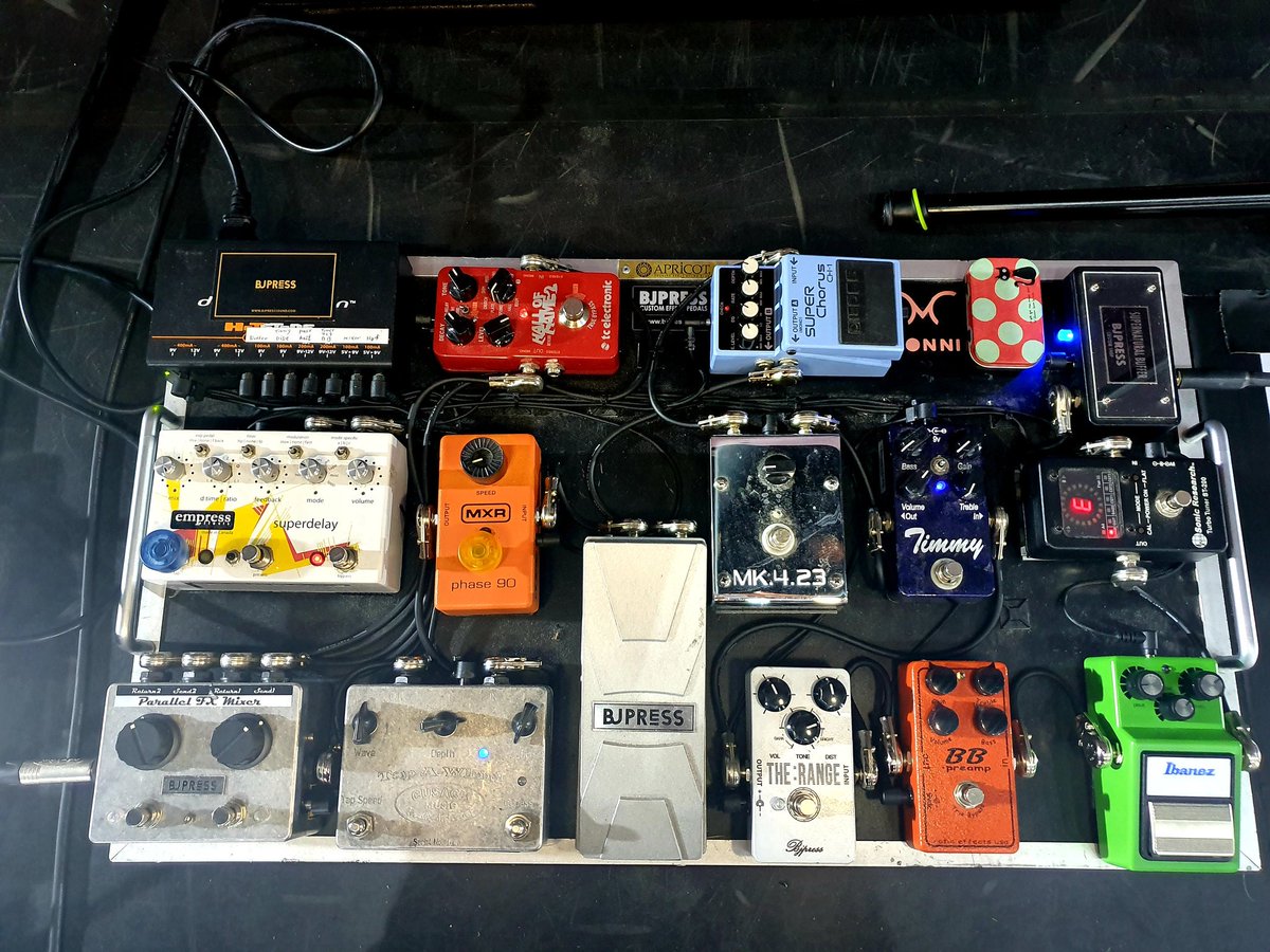 kongguitar's tweet photo. 오늘 거창, 내일 대구에서 하는 공연때 쓸 리뉴얼된 이펙터와 기타들아 잘부탁해~
보드셋팅 #bjpress 항상 감사합니다👍
#몽니 #먼데이키즈 #좌스트랫 #우듀오젯 https://t.co/vGomIofLHJ