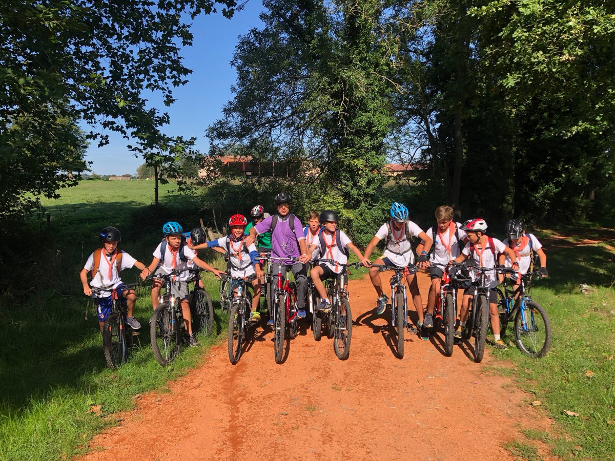 diocesedelyon's tweet photo. Un grand bol d'air frais, de nature et de vie spirituelle pour tous les participants du #peleVTT 69/42 !
Mgr @EGobilliard les a rejoints pour la dernière journée.
Bonne route à tous ! 🚴♀️🚴♂️ https://t.co/PU9mRqfyq8