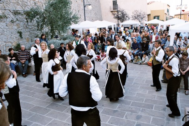 The #Maremma's #wine festivals are awesome. Even if you're not a wine drinker, they're an excuse to try some great cheese and listen to some very uncool music! #Tuscany 

This is my 2019 guide to the best: maremma-tuscany.com/best-wine-fest…