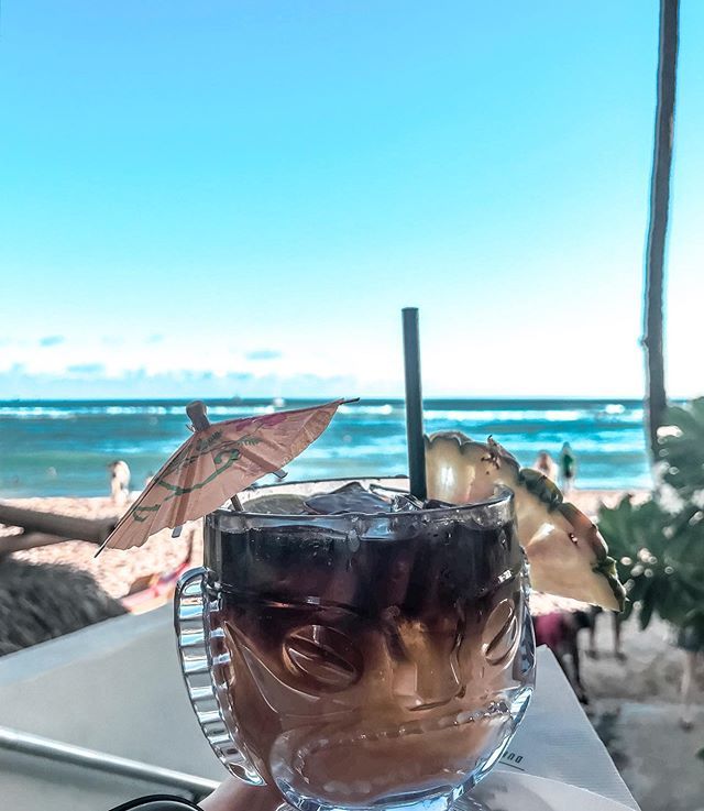 StylingMyLifeAH's tweet photo. Mai Tais at the beach -- best end to the day 🍹🍹🍹 #hawaii #waikikibeach #dukeswaikiki https://t.co/gT1xcWTwlR https://t.co/N3S7GAQORj