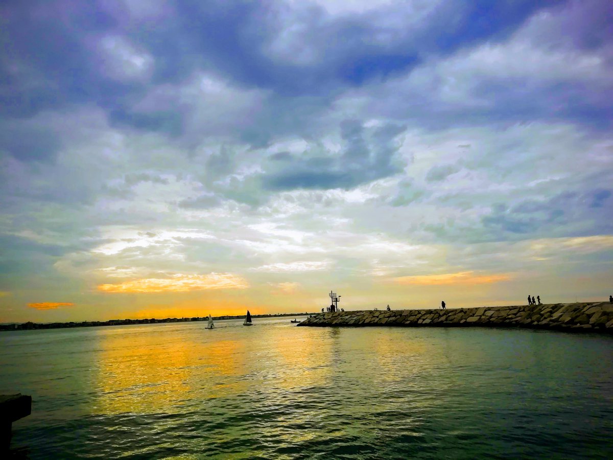 Rimini's pier is a magical place. I could spend hours here, just watching the sun, sea, clouds and boats as they create new pictures.

#rimini #Mare #sunset