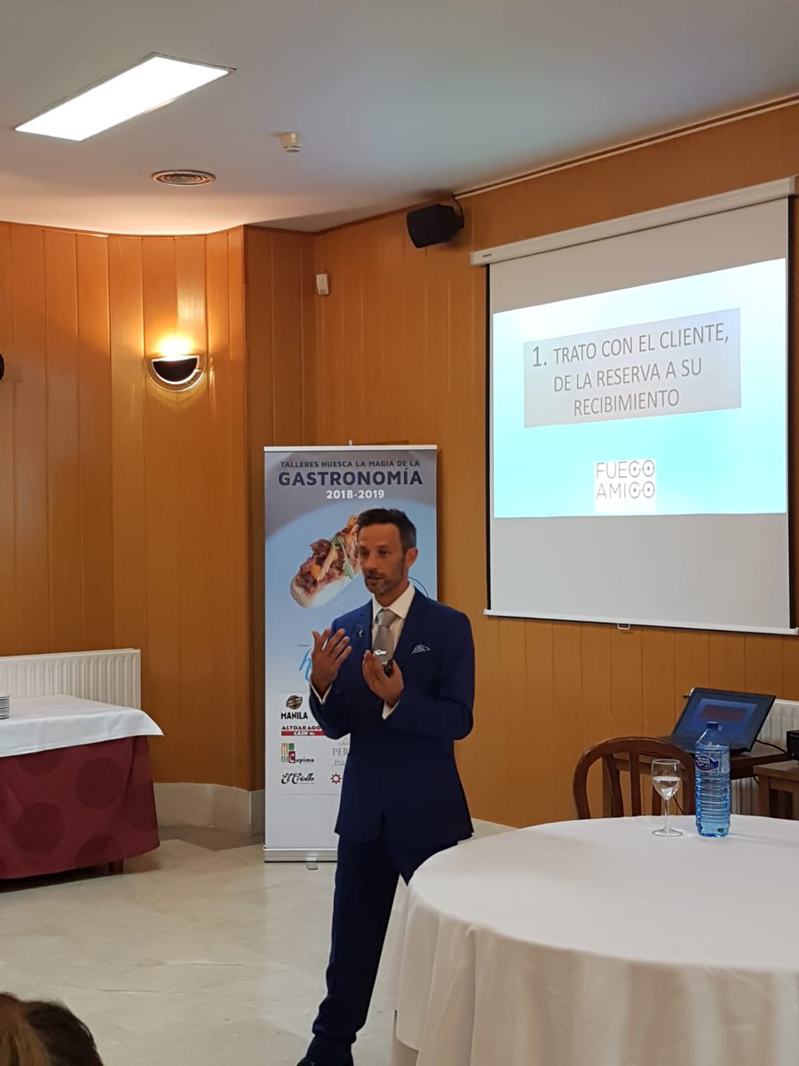 Hola! 

Hoy os dejamos una foto 📸 de nuestro CoFundador @DFertilati dando una conferencia en lo referente a el trato con el cliente 🍽️

En <a href="/fuegoamigoCOM/">Fuego Amigo Consultora Gastronómica</a> podemos ayudar a tu restaurante como consultores gastronómicos.