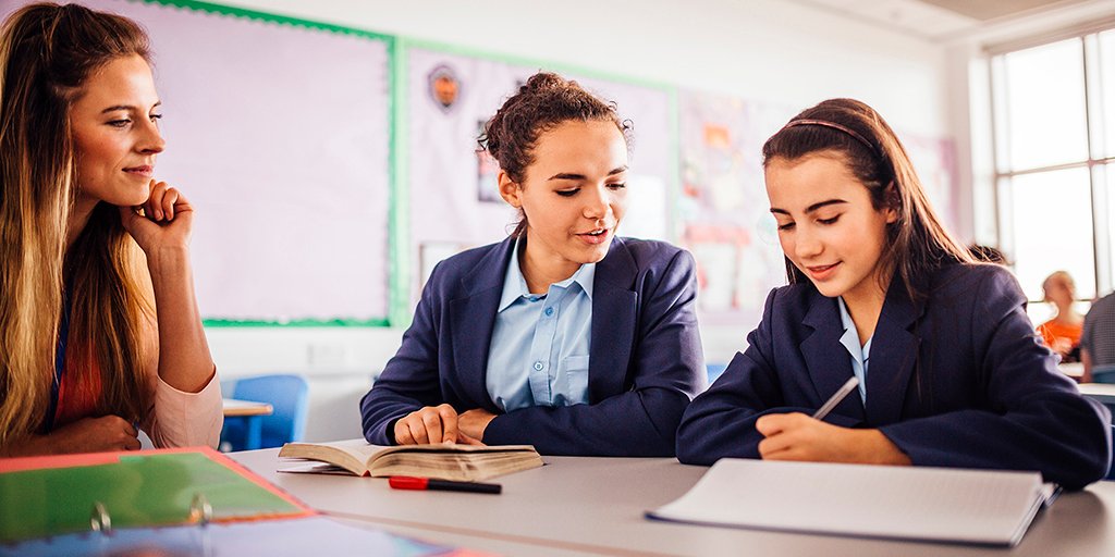 CLScohorts's tweet image. She showcased her #NationalChildDevelopmentStudy research that girls at single-sex schools were more likely to gain science A-levels compared to those in co-ed schools, whereas boys in single-sex schools were more likely to gain language passes 2/5