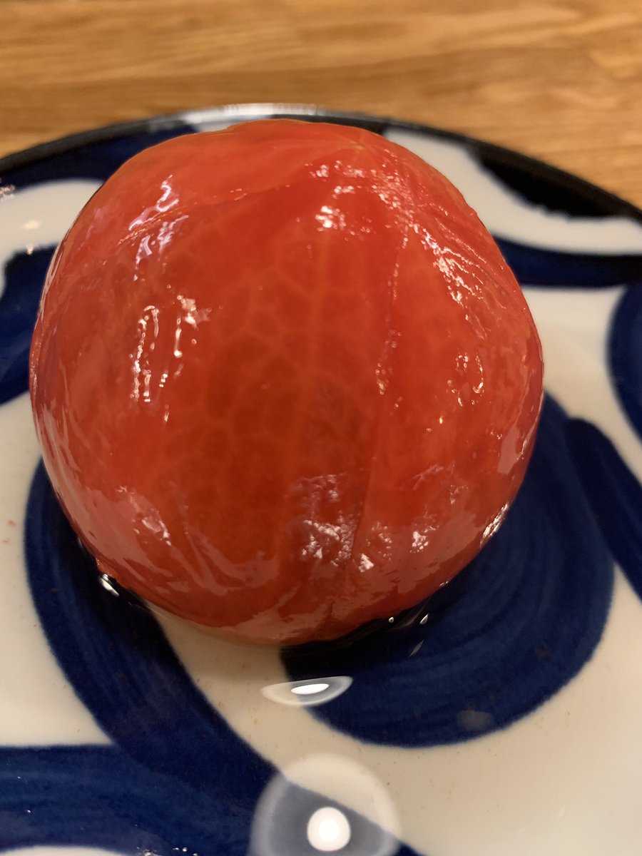 DevchanRamen's tweet photo. 本日のオススメ！
絶対美味い！極厚切り霧島豚のグリル！
シンプルに塩と胡椒で炭火焼きします。

桃のふりしたトマトも再販！
これはさっぱりして良い箸休め！

深夜はでぶ味噌ラーメンです！
よろしくお願いします！ https://t.co/oAmd6Uz43v