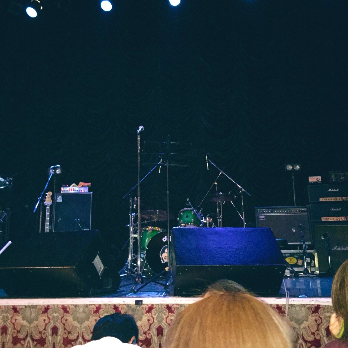 chibi_tomato_na's tweet photo. 無事、人見神参拝会場に着いております⛩✨✨
しかし…前から3列目真ん中…めっちゃ近いんですが…
どうしよう…こんなん畏怖しかない…始まったら地に頭を擦り付けるしかない…(前の人の邪魔)
あ、推測どおりバンT率はかなーり低いです💡
#東京キネマ倶楽部
#人見元基
#GENKI
#GENKI_Session https://t.co/Q9R9LflOlz