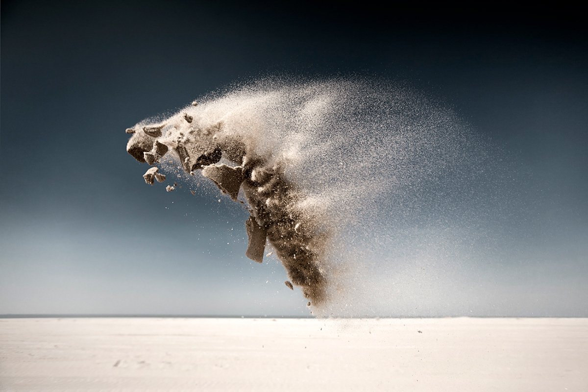 IgloooTeam's tweet photo. #ClaireDroppert comes back with the second series of “Sand Creatures”, fascinating creatures created with sand thrown in the air.
https://t.co/eMoCWfGFBL https://t.co/yoJ1xOF27j