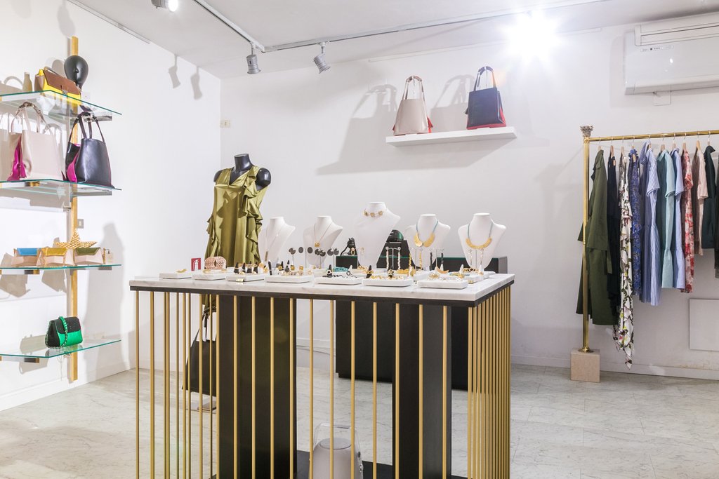 Oggi siamo aperti fino alle 20 ⏳ Ma se non siete tornati a #roma, non preoccupatevi: sul sito ci sono già le prime collezioni #autunnoinverno e centinaia e centinaia di offerte 😉

🛒 soo.nr/hWCL