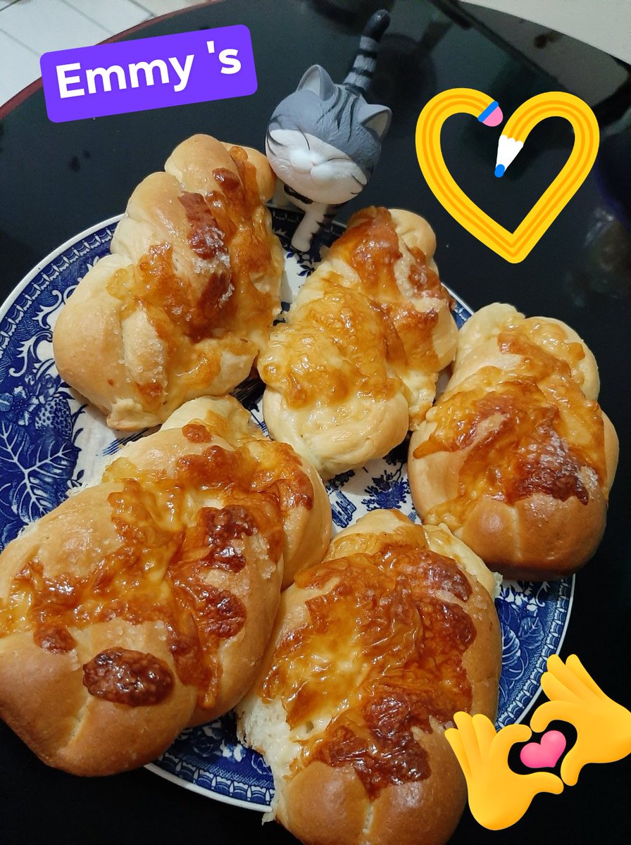 emmypuspasari's tweet photo. My Mosarella Cheese Twist Bread 🥐🥐🥖🥖
#twistbread #cheesebuns #dinnerrolls #lovebaking https://t.co/q1M9PgR1ZP