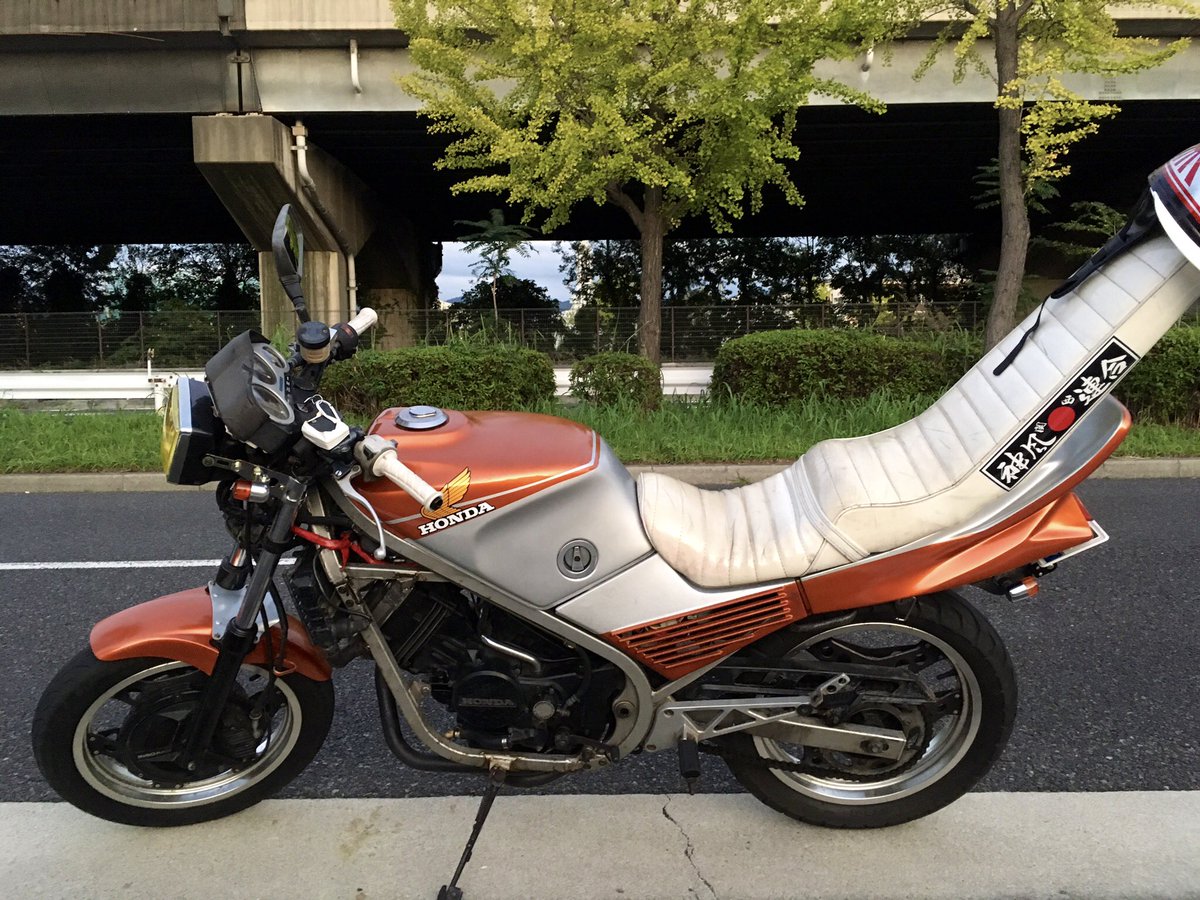 96bbb96's tweet photo. 過去VT達と現VT
自家塗装のレベルがちょっと上がってるのがわかる。もー塗装する事無いやろうけど。。。笑
VTはレストアしてイジっても高値で売れへんから困るわ😩でも。。。スキ https://t.co/oraW9lfgg6