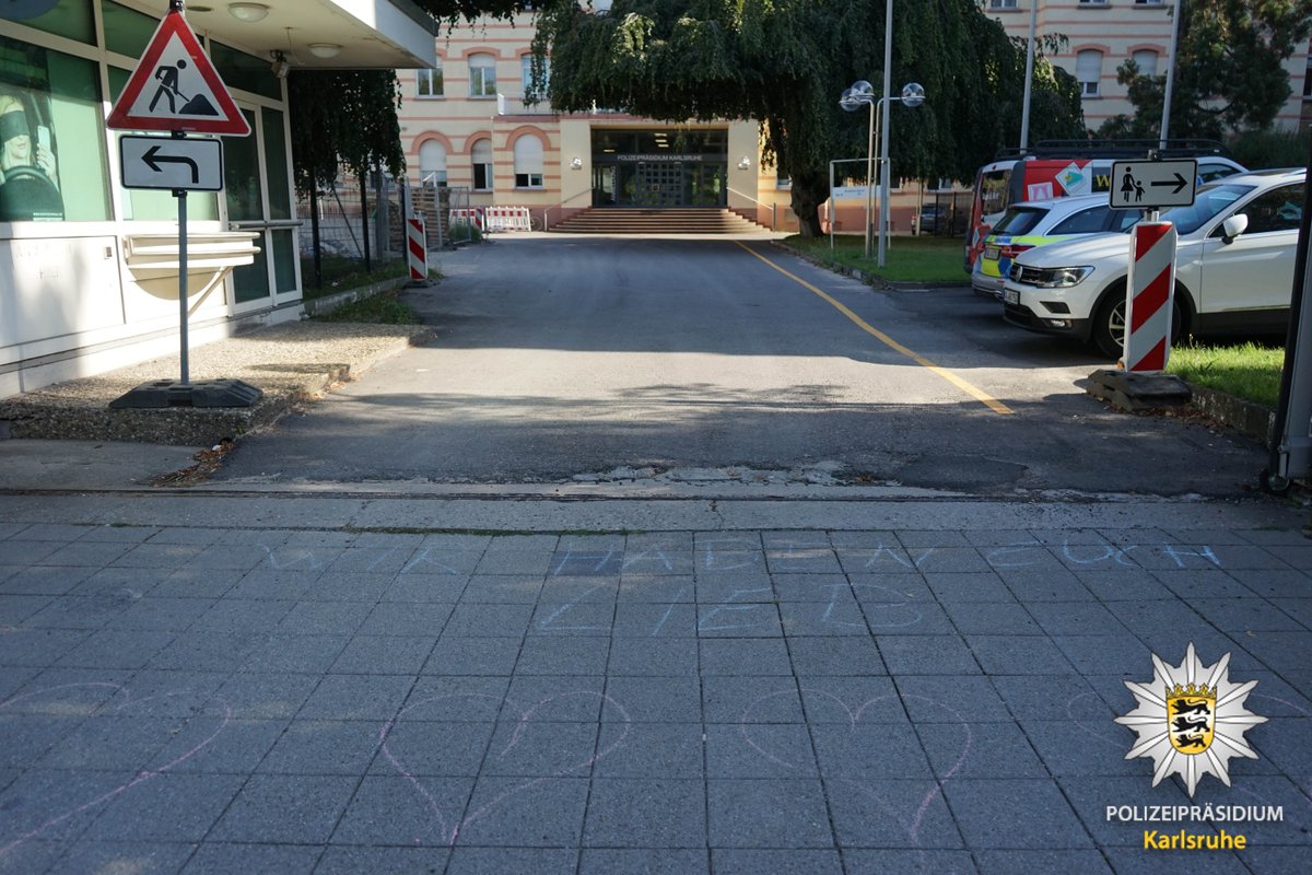 Polizei_KA's tweet photo. +++ Nette Begrüßung vor dem #Polizeipräsidium +++ 

"Wir haben Euch lieb" mit mehreren Herzen war heute morgen auf dem Gehweg vor dem Polizeipräsidium Karlsruhe zu lesen. Mit solch netten Worten lässt sich der Tag gut beginnen.

#ZumGlückNurStraßenkreide

Eure #Polizei #Karlsruhe https://t.co/CnBVDmjv8A