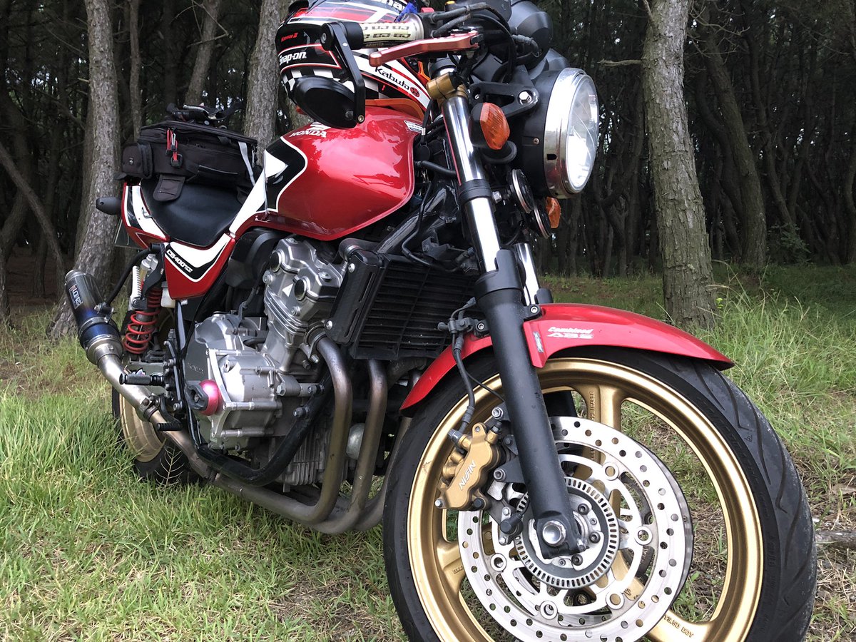 YOSHI_APE50's tweet photo. #バイク売ります
CB400sf NC42 VTEC REVO ABS

走行距離51420km。車検は来年の5月まであります！
タンクや、エンジンカバーに凹みや傷がありますが走行に関わる不具合はありません
福岡県在住、現金一括30万円前後でお支払い可能な方にお譲りを考えてます。
ご不明な点があればお気軽に連続下さい。 https://t.co/CFkTzuWFjk