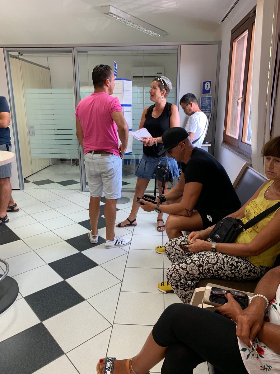 Ufficio postale di S. Teodoro... tutti in coda e agli sportelli fanno altro... come se non ci fosse nessuno