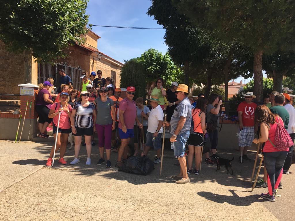 dipusalamanca's tweet photo. 👏👏👏Un aplauso para este equipo de voluntarios que ayer dejó los caminos de #AldeanuevaDeFigueroa sin un resto de plástico‼️‼️Adiós🥤🧴🛍🔝♻️ #caminossinplastico https://t.co/oWIOGd1exQ