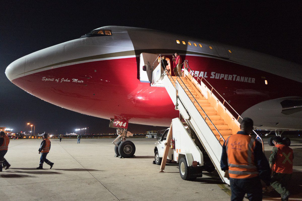 gioser888's tweet photo. Está madrugada el #Supertanker llegó #SantaCruz para hacer frente a los incendios en la #Chiquita https://t.co/ZwzoIBeAI9