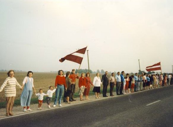 EmbajadaEspRiga's tweet image. Felicitamos a Letonia por el 30° aniversario de la #CadenaBáltica, cadena humana de más de 600 kilómetros de longitud que se formó en 23 de agosto de 1989 reafirmando la unidad de los pueblos bálticos y la voluntad de sus ciudadanos de unirse a Europa.