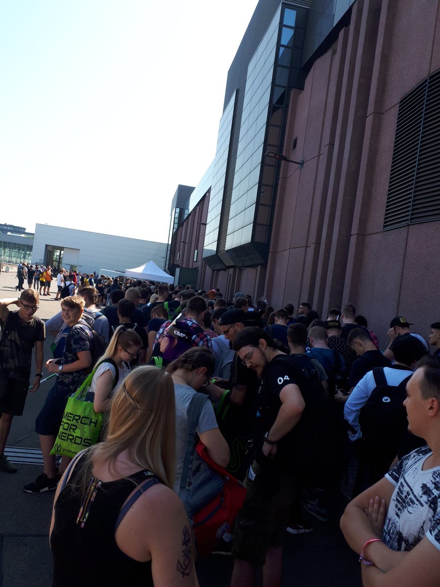 Das Ende der Schlange bewachen während <a href="/kessemak2/">Kessemak2</a> <a href="/PietSmiet/">Peter Smits Jr.</a> <a href="/Br4mm3n/">Brammbo No. 5 🌈</a> <a href="/JayPietsmiet/">Jay🥶</a> und <a href="/brosator/">Christian Stachelhaus</a> Autogramm geben