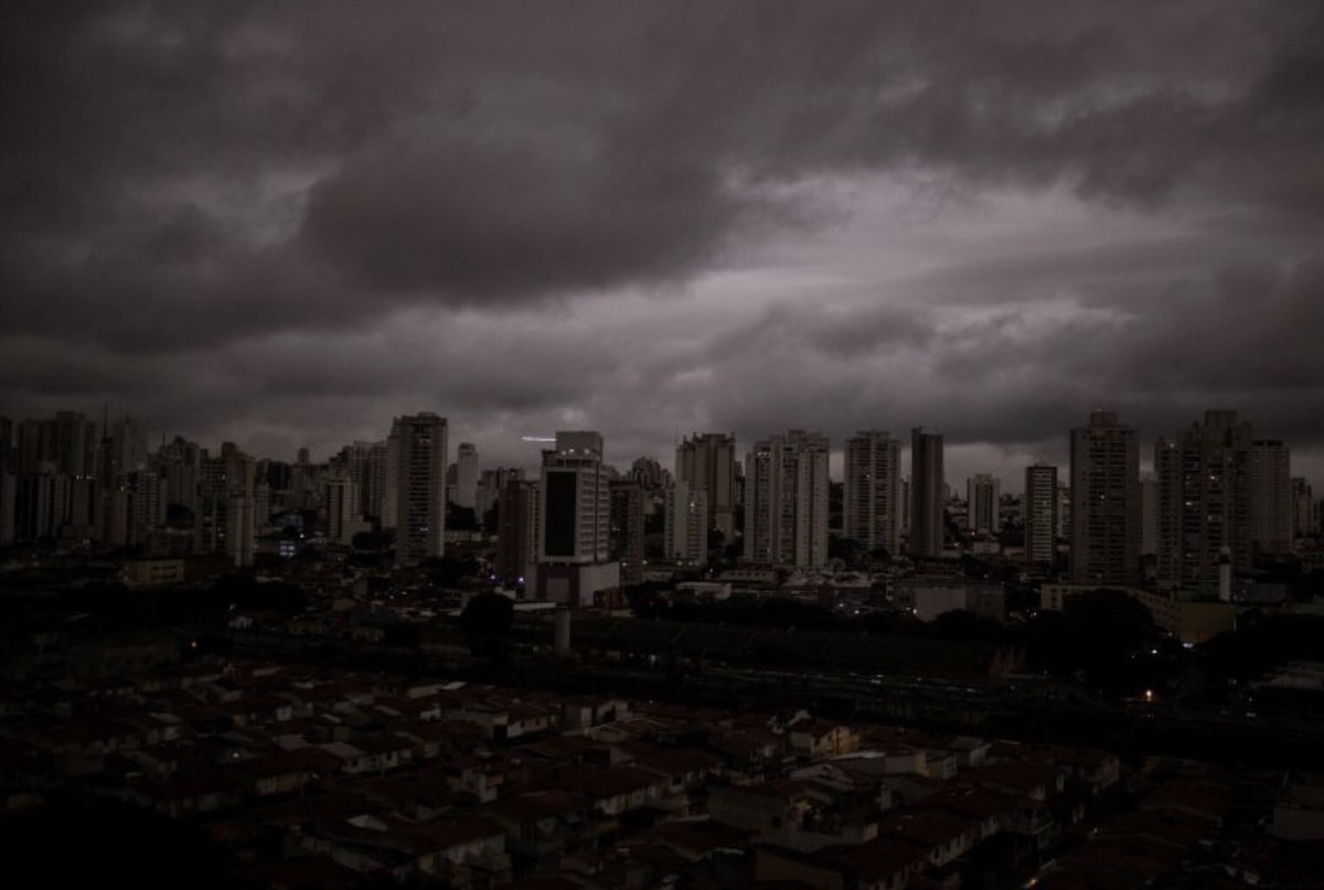 GHGGuru's tweet photo. Photo of São Paulo, Brazil, yesterday at 3pm. Citizens were confused that nightfall broke so early - except, it wasn’t dawn but smoke from the wildfires causing it. Most fires are believed to be manmade - and the dry season has not even begun. President is under fire. https://t.co/8IfvWklyX3