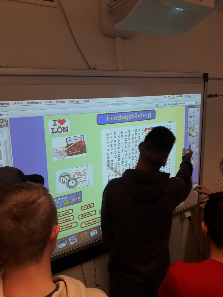 SO-lektion med fredagstävling. Formativ bedömning, kunskapskrav och lära av varandra. Riktigt bra avslut på veckan. #soundervisning #brageskolan #solskol #SverigesBästaSkolkommun #högstadietbrage #formativbedömning #roligtiskolan #samhällsekonomi