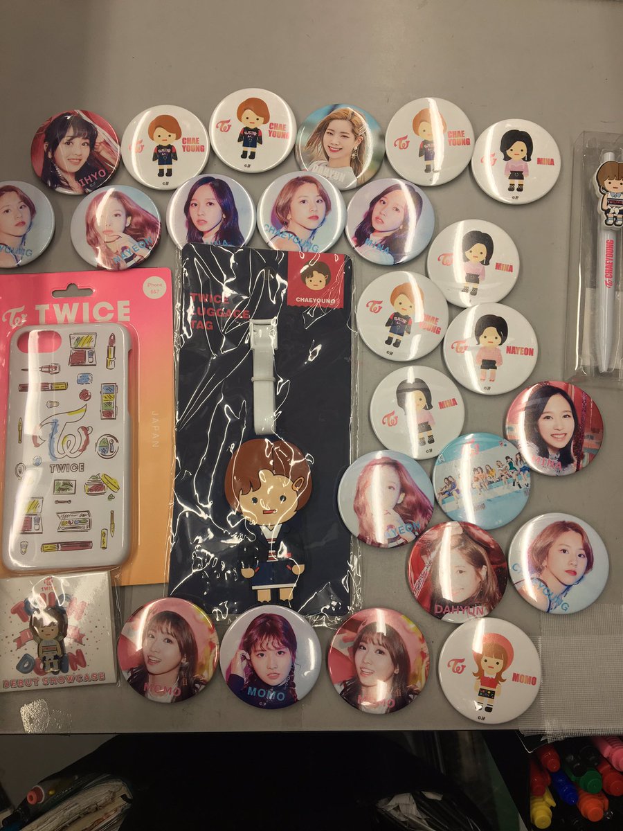 Twitter पर K Pop館 Twice Momo 缶バッジやラントレなど入荷しました ง D ง 缶バッジなど品切れとなっていたものも多数入荷しております ぜひエンタメ館へお越しくださいませ Kbooks エンタメ館