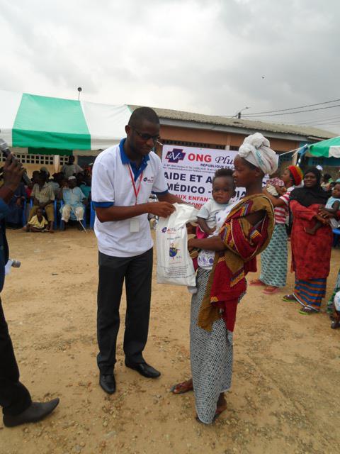 Ongplusdevie's tweet image. La dengue ou grippe tropicale est une maladie transmise par la piqûre d'un moustique du genre Aedes, porteur de l'un des quatre virus de la dengue. Protégeons nos enfants en les encourageant a dormir sous les #moustiquaires imprégnées.