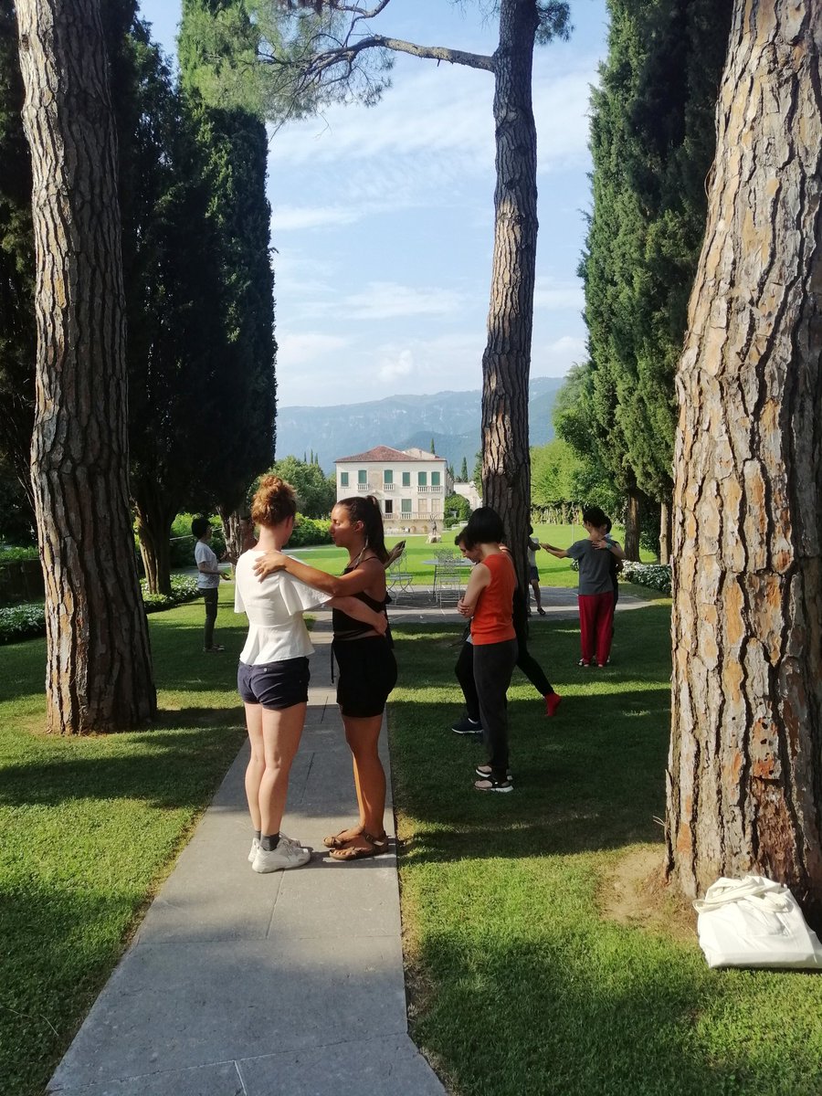 twitijele's tweet image. Learning and teaching the polka chinata dance, making sculptures, connecting history and today, merging memorised stories, objects and movements. This festival really has a beautifully engaging audience ❤️ @springbackmag #bmotiondanza2019 #springbackexploratorium