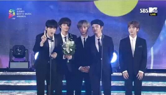 kokTako07's tweet photo. CONGRATULATION @TXT_members biarkan para haters terus berkicau, teruslah berkarya dan buat haters tak bisa berkicau lagi serta berbalik menjadi mencintai kalian. 

#TXT3rdROTY
@TXT_bighit https://t.co/Siz9gip9ae