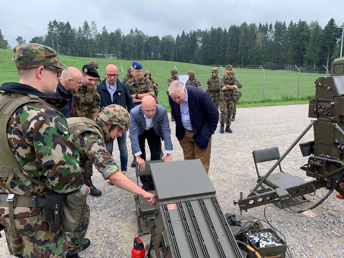 jsdBS's tweet photo. Hoher Besuch bei der Basler «Göttiabteilung» Mob Flab Lwf Abt 4: Der baselstädtische #Militärdirektor, Regierungsrat #Baschi #Dürr, und Grossratspräsident #Heiner #Vischer lassen sich in Emmen das Rapier-System erklären. #Rettung #Basel-Stadt #Militär https://t.co/WgKtAyaZgT