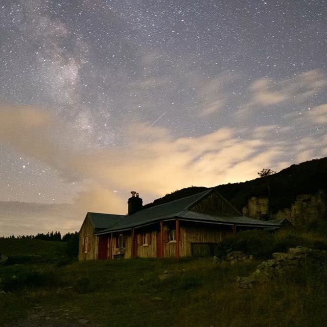 Timelapse of the #milkyway in #snowdonia from a few weeks back. The night was clear (enough) to see the milky way in the night sky, and it is a real treat when this occurs.

#astrophotography #visitwales #snowdoniagram #nightsky #stars #fujifilm #xt2 ift.tt/30uJuMm