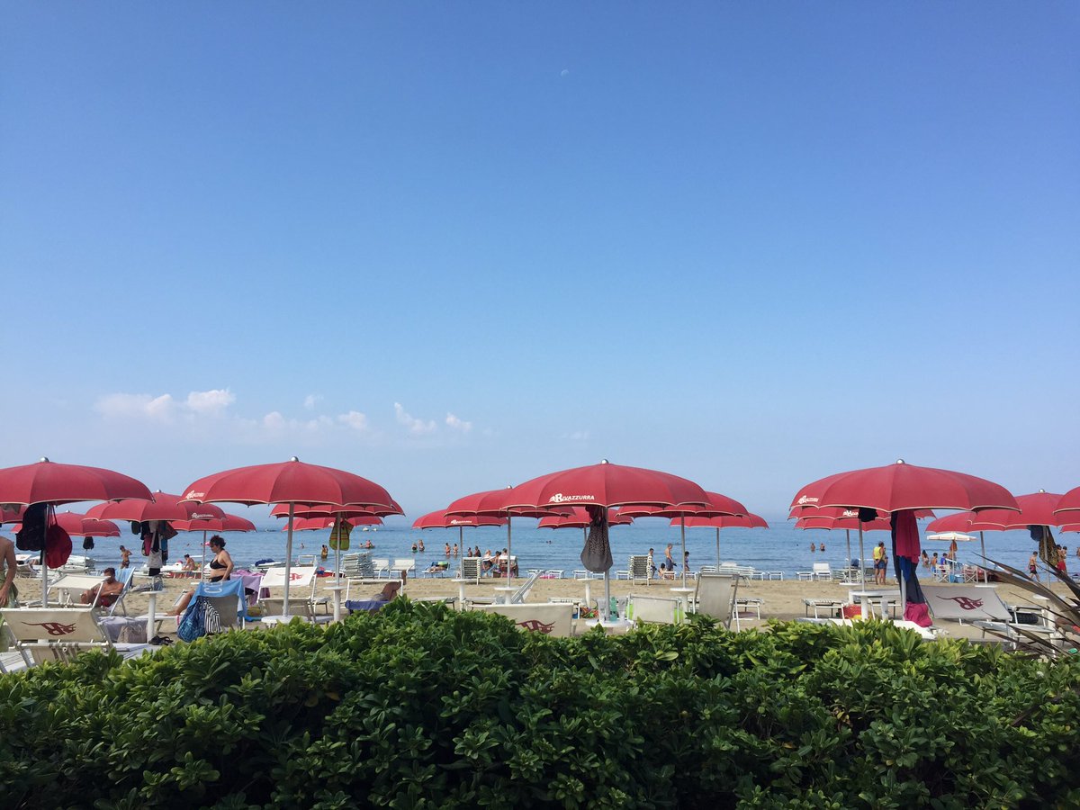 zazandrea's tweet photo. Appena sfiorato. Solo per lavoro. 😥😄 #mare #agosto #Anzio #tothework #spiaggia #sole #sea #sun #Buongiorno https://t.co/gOUhetesp8
